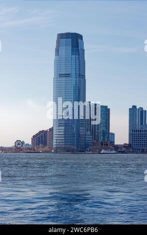 30 Hudson Street, Goldman Sachs Tower, domine la ligne d'horizon de Jersey City ; à 42 étages / 781 pieds, c'est le deuxième plus haut bâtiment de l'État. Banque D'Images