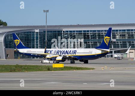 Le Boeing 737-800 de la compagnie aérienne irlandaise low-cost est repoussé pour le roulage avec un autre en arrière-plan à Lviv Banque D'Images