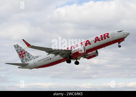 Le Boeing 737 MAX 8-200 de la compagnie aérienne low-cost Malta Air de Ryanair décolle de l'aéroport de Lviv Banque D'Images