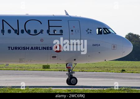 L'Airbus A321 de Turkish Airlines dans le cockpit de la livrée Star Alliance gros plan au sol pour le décollage de Lviv Banque D'Images