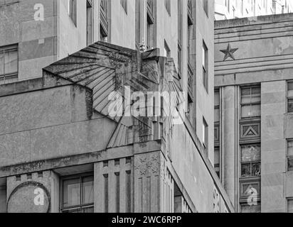 Les énormes aigles calcaires de style Art déco décorent les coins du Federal Office Building adjacent au NYC World Trade Center Complex. (NOIR ET BLANC) Banque D'Images