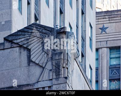 Les énormes aigles calcaires de style Art déco décorent les coins du Federal Office Building adjacent au NYC World Trade Center Complex. Banque D'Images