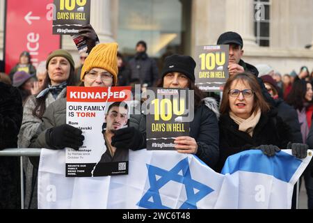 Londres, Royaume-Uni, 14 janvier 2024. 1000s ont assisté à un rassemblement pro-israélien à Trafalgar Square, au centre de Londres, pour marquer les 100 jours depuis les attaques du Hamas le 7 octobre et appeler au retour des otages restants, qu'ils craignent d'être oubliés. Des rassemblements similaires ont eu lieu dans le monde entier. Crédit : Monica Wells/Alamy Live News Banque D'Images