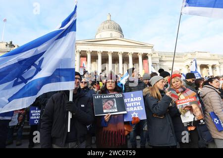 Londres, Royaume-Uni, 14 janvier 2024. 1000s ont assisté à un rassemblement pro-israélien à Trafalgar Square, au centre de Londres, pour marquer les 100 jours depuis les attaques du Hamas le 7 octobre et appeler au retour des otages restants, qu'ils craignent d'être oubliés. Des rassemblements similaires ont eu lieu dans le monde entier. Crédit : Monica Wells/Alamy Live News Banque D'Images