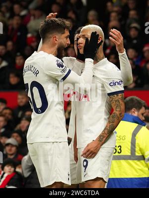 Richarlison (à droite) de Tottenham Hotspur célèbre avec Rodrigo Bentancur après avoir marqué le premier but de leur équipe lors du match de Premier League à Old Trafford, Manchester. Date de la photo : dimanche 14 janvier 2024. Banque D'Images