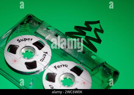 Klaipeda, Lituanie - 27 décembre 2023 : gros plan d'un arbre de Noël fabriqué à partir d'une cassette audio. Cassette audio acrylique transparente sur bac vert Banque D'Images