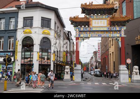 Porte chinoise décorée à l'entrée de Chinatown dans le centre d'Anvers. Banque D'Images