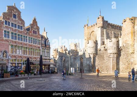 Place confortable avec de beaux bâtiments historiques dans le centre de la ville historique de Gand avec le château de douves Gravensteen en arrière-plan. Banque D'Images