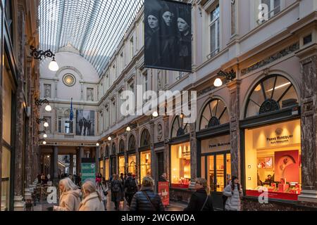 Les gens font du shopping aux Galeries Royale Saint-Hubertus, une galerie marchande en verre à Bruxelles. Banque D'Images