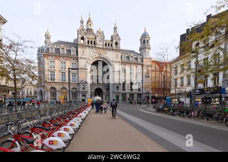 Bâtiment de la gare centrale dans le centre d'Anvers. Banque D'Images