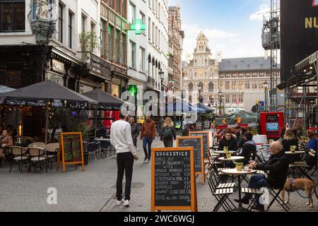 Terrasses confortables dans le centre d'Anvers. Banque D'Images