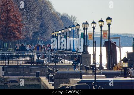 Battery Park City Esplanade est une artère touristique et joggeuse populaire le long de la rivière Hudson à la pointe sud de Manhattan. Banque D'Images