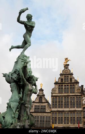 Place du marché au centre d'Anvers avec fontaine Brabo ; Belgique. Banque D'Images