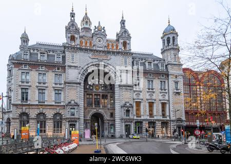 Bâtiment de la gare centrale dans le centre d'Anvers. Banque D'Images