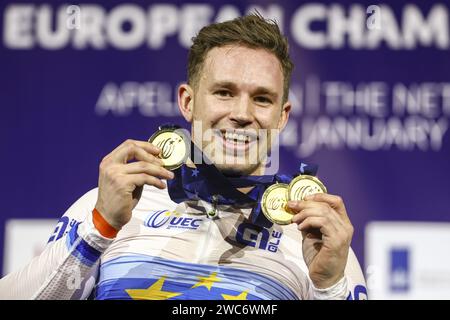 APELDOORN - Harrie Lavreysen avec ses médailles d'or remportées lors de la cérémonie après avoir remporté la finale masculine de keirin le dernier jour des Championnats d'Europe de cyclisme sur piste dans l'Omnisportcentrum d'Apeldoorn. ANP VINCENT JANNINK Banque D'Images