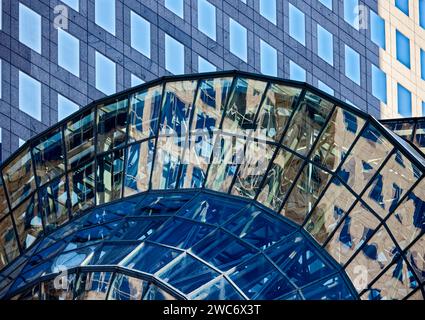 L'atrium Winter Garden de Brookfield place, conçu par César Pelli, est un centre commercial en verre à ossature d'acier qui abrite des boutiques haut de gamme, des restaurants et des installations artistiques. Banque D'Images