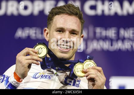 APELDOORN - Harrie Lavreysen avec ses médailles d'or remportées lors de la cérémonie après avoir remporté la finale masculine de keirin le dernier jour des Championnats d'Europe de cyclisme sur piste dans l'Omnisportcentrum d'Apeldoorn. ANP VINCENT JANNINK Banque D'Images