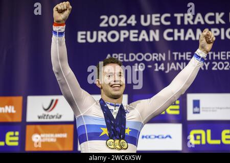 APELDOORN - Harrie Lavreysen avec ses médailles d'or remportées lors de la cérémonie après avoir remporté la finale masculine de keirin le dernier jour des Championnats d'Europe de cyclisme sur piste dans l'Omnisportcentrum d'Apeldoorn. ANP VINCENT JANNINK Banque D'Images