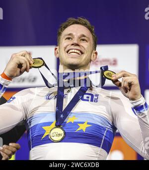 APELDOORN - Harrie Lavreysen avec ses médailles d'or remportées lors de la cérémonie après avoir remporté la finale masculine de keirin le dernier jour des Championnats d'Europe de cyclisme sur piste dans l'Omnisportcentrum d'Apeldoorn. ANP VINCENT JANNINK Banque D'Images