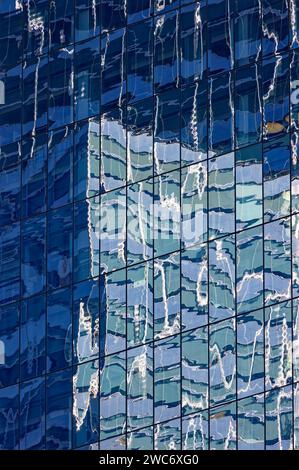 Glass on Glass : 200 West Street (quartier général de Goldman Sachs) reflété dans le One World Trade Center, vu de Battery Park City Esplanade. Banque D'Images