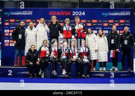 Gdansk, Pologne. 14 janvier 2024. GDANSK, POLOGNE - 14 JANVIER : l'équipe polonaise pose pour une photo lors des Championnats d'Europe de patinage de vitesse sur courte piste de l'ISU à Hala Olivia le 14 janvier 2024 à Gdansk, Pologne. (Photo Andre Weening/Orange Pictures) crédit : dpa/Alamy Live News Banque D'Images