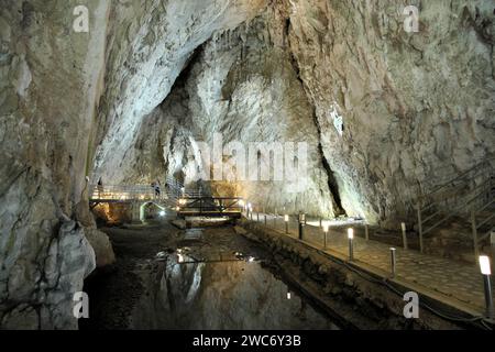 Réflexion de l'eau à l'intérieur de la grotte de Stopica illuminée, Rozanstvo, Serbie Banque D'Images