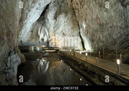 Réflexion de l'eau à l'intérieur de la grotte de Stopica illuminée, Rozanstvo, Serbie Banque D'Images