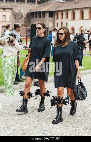 Les invités à l'extérieur de l'Alberta Ferretti défilent pendant la Fashion week de Milan vêtements pour femmes Printemps/été 2024. Banque D'Images