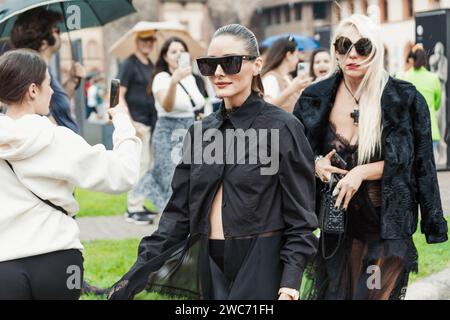 Olivia Palermo à l'extérieur de l'exposition Alberta Ferretti lors de la Fashion week de Milan vêtements pour femmes Printemps/été 2024. Banque D'Images