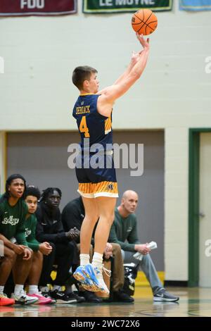 Syracuse, NY, États-Unis. 13 janvier 2024. Jordan Derkack (4 ans), garde des guerriers Merrimack, tire le ballon contre les dauphins du Moyne lors de la première mi-temps le samedi 13 janvier 2024 à Ted Grant court à Syracuse, NY. Merrimack a gagné 66-62. Rich Barnes/CSM/Alamy Live News Banque D'Images