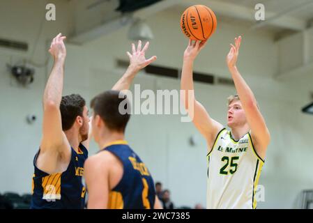 Syracuse, NY, États-Unis. 13 janvier 2024. L'attaquant des dauphins du Moyne Nate Fouts (25) tire le ballon contre les Merrimack Warriors lors de la première mi-temps le samedi 13 janvier 2024 à Ted Grant court à Syracuse, NY. Merrimack a gagné 66-62. Rich Barnes/CSM/Alamy Live News Banque D'Images