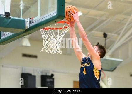 Syracuse, NY, États-Unis. 13 janvier 2024. Le garde des Merrimack Warriors Jordan Derkack (4 ans) se bat contre les Dolphins du Moyne lors de la seconde mi-temps le samedi 13 janvier 2024 à Ted Grant court à Syracuse, NY. Merrimack a gagné 66-62. Rich Barnes/CSM/Alamy Live News Banque D'Images