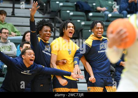 Syracuse, NY, États-Unis. 13 janvier 2024. Les joueurs de Merrimack Warriors réagissent à un match contre les Dolphins de le Moyne lors de la seconde mi-temps le samedi 13 janvier 2024 à Ted Grant court à Syracuse, NY. Merrimack a gagné 66-62. Rich Barnes/CSM/Alamy Live News Banque D'Images