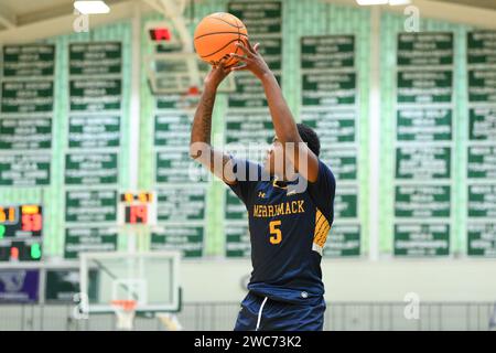 Syracuse, NY, États-Unis. 13 janvier 2024. Devon Savage (5), garde des guerriers Merrimack, tire le ballon contre les dauphins du Moyne lors de la seconde mi-temps, samedi 13 janvier 2024 à Ted Grant court à Syracuse, NY. Merrimack a gagné 66-62. Rich Barnes/CSM/Alamy Live News Banque D'Images