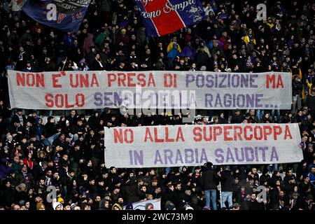 Florence, Italie. 14 janvier 2024. Les supporters de la Fiorentina montrent une bannière contre la supercoupe italienne en Arabie Saoudite lors du match de football Serie A entre ACF Fiorentina et Udinese Calcio au stade Artemio franchi à Florence (Italie), le 14 janvier 2023. Crédit : Insidefoto di andrea staccioli/Alamy Live News Banque D'Images