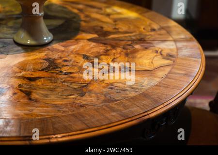 Une table en bois vintage ronde vide, photo en gros plan avec flou sélectif et zone d'espace de copie vierge Banque D'Images