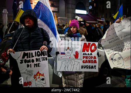 Milan, Italie le 14 janvier 2024. Une femme tient une pancarte indiquant « non à la propagande russe » près de la librairie Ritter à Milan, en Italie, le 14 janvier 2024, pour protester contre une réunion sur Darya Dugina, fille du penseur politique russe Aleksandr Dugin. Crédit : Piero Cruciatti/Alamy Live News Banque D'Images