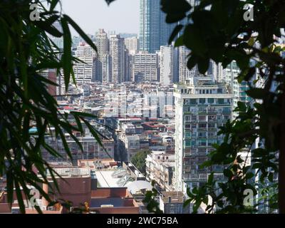 Vue vers le bas sur les immeubles congestionnés et le paysage urbain de Macao Banque D'Images