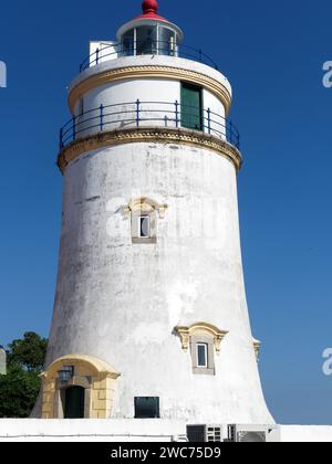 Vue en regardant vers le haut le phare à l'intérieur de la forteresse de Guia à Macao Banque D'Images