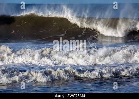 WA23972-00...WASHINGTON - des vagues soufflées par le vent créent des vagues paresseuses près de James Island depuis la plage de Rialto dans le parc national olympique. Banque D'Images