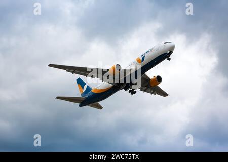 Boryspil, Ukraine - 13 août 2020 : l'avion Boeing 767-300 (UR-AZC) d'Azur Air Ukraine décolle de l'aéroport international de Boryspil Banque D'Images