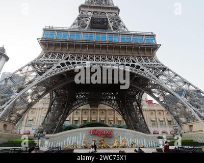 Vue sur la tour Eiffel de 525 mètres, une caractéristique du complexe parisien de Macao Casino à Macao en Chine Banque D'Images