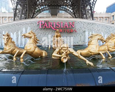 Vue sur la fontaine au pied de la tour Eiffel de 525 mètres de haut dans le complexe parisien de Macao Casino à Macao en Chine Banque D'Images