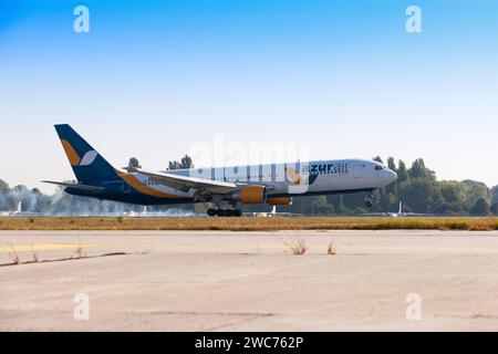 Boryspil, Ukraine - 10 septembre 2019 : l'avion Boeing 767-300 (UR-AZD) d'Azur Air Ukraine atterrit à l'aéroport international de Boryspil Banque D'Images