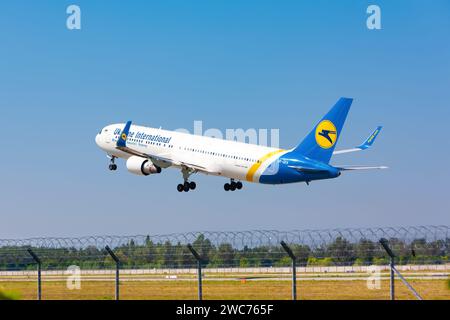 Boryspil, Ukraine - 5 août 2020 : l'avion Boeing 767-300 (UR-GEA) de Ukraine International Airlines (FlyUIA) décolle de Boryspil Internatio Banque D'Images