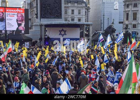 Londres, Royaume-Uni. 14 janvier 2024. Les manifestants brandissent des drapeaux israéliens pendant la manifestation. Des milliers de manifestants pro-israéliens se sont rassemblés à Trafalgar Square pour marquer les 100 jours qui se sont écoulés depuis l'attaque du Hamas contre Israël le 7 octobre 2023. Crédit : SOPA Images Limited/Alamy Live News Banque D'Images
