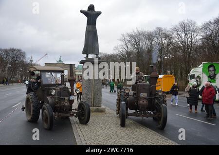 Berlin, Allemagne - 14 janvier 2024 - manifestation des tracteurs agricoles au 17 juin Street. (Photo de Markku Rainer Peltonen) Banque D'Images