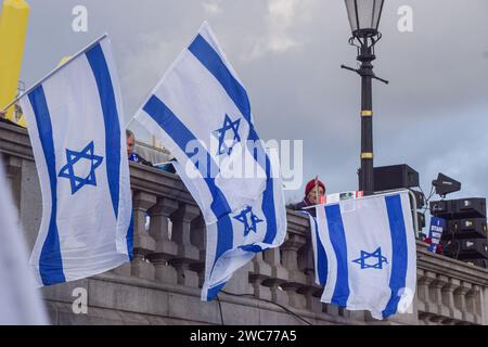 Londres, Royaume-Uni. 14 janvier 2024. Les manifestants brandissent des drapeaux israéliens pendant la manifestation. Des milliers de manifestants pro-israéliens se sont rassemblés à Trafalgar Square pour marquer les 100 jours qui se sont écoulés depuis l'attaque du Hamas contre Israël le 7 octobre 2023. (Photo de Vuk Valcic/SOPA Images/Sipa USA) crédit : SIPA USA/Alamy Live News Banque D'Images