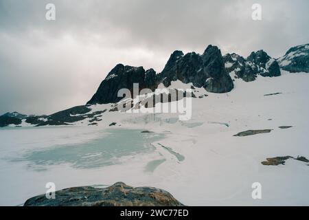 Glacier et lac Ojo del Albino situé dans le sentier de randonnée dans la vallée de Tierra Mayor, Tierra del Fuego, Argentine. Photo de haute qualité Banque D'Images