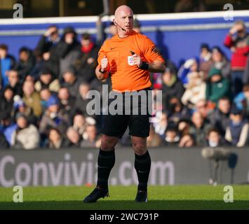 LONDRES, ANGLETERRE - 14 JANVIER : arbitre Simon Hooper lors du Sky Bet Championship match entre Queens Park Rangers et Watford à Loftus Road le 14 janvier 2024 à Londres, Angleterre. (Photo de Dylan Hepworth/MB Media) Banque D'Images